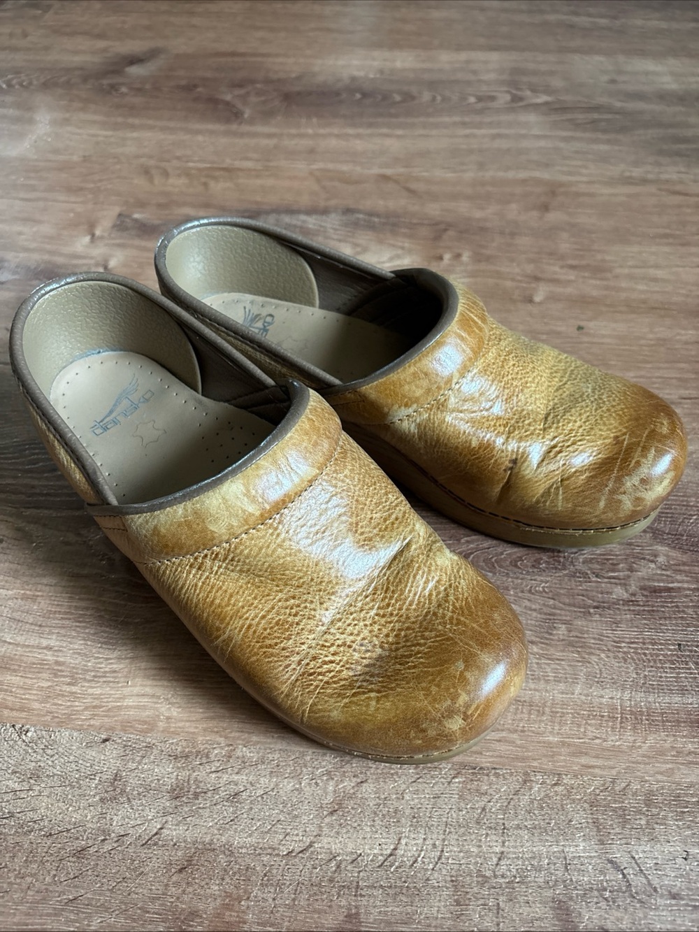 Dansko professional clogs honey distressed leather size 39 US 8.5-9